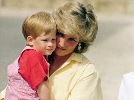 Ποια είναι τα αντικείμενα που έχει στο γραφείο του ο πρίγκιπας Harry και «μοσχοβολάνε αγάπη»;