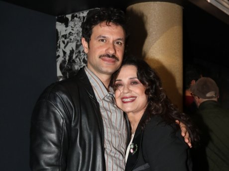 Η Mαρία Τζομπανάκη αγκαλιά με τον Ορφέα Αυγουστίδη είναι η πιο τρυφερή εικόνα που θα δεις σήμερα