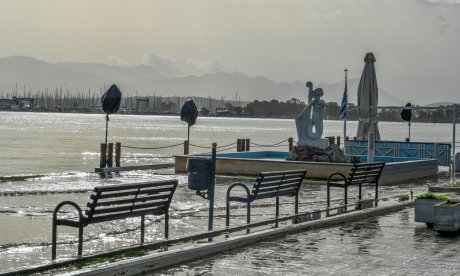 Καιρός: Ισχυροί άνεμοι και αφρικανική σκόνη σαρώνουν τη χώρα - Ζημιές, κατολισθήσεις και πλημμύρες