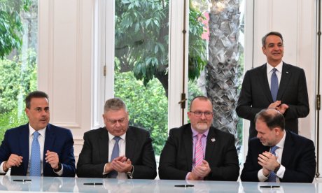 Έπεσαν οι υπογραφές με τη Chevron για 4 θαλάσσιες περιοχές νότια Κρήτης και νότια της Πελοποννήσου