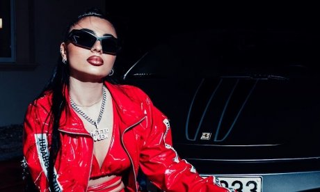 Άγνωστοι πυρπόλησαν το αυτοκίνητο της τράπερ Ghetto Queen -Καταγγέλει ότι δεχόταν απειλές