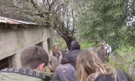 Ηλεία: Αποκλεισμένο το Μαζαράκι λόγω κατολίσθησης – Γονείς μεταφέρουν παιδιά στις πλάτες τους