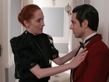 Η εκτέλεση ενός αθώου στο Grand Hotel: Πώς στήθηκε η πλεκτάνη και ο θρήνος της μαμάς Κόρας Καρβούνη