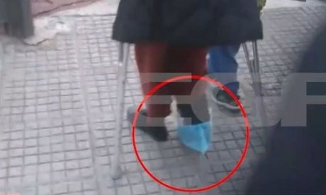 Ζωγράφου: Νηπιαγωγός πήγε στο σχολείο με γύψο και πατερίτσα για να μην χάσει τη θέση της - Βίντεο