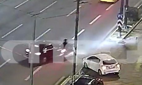 Σοβαρό τροχαίο στη Συγγρού: Δικυκλιστής χτύπησε σε κολώνα έπειτα από σύγκρουση με αυτοκίνητο