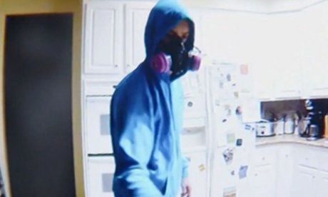 Βίντεο ντοκουμέντο: Άνδρας ψεκάζει δηλητήριο σε τρόφιμα για να σκοτώσει τους συγκατοίκους του