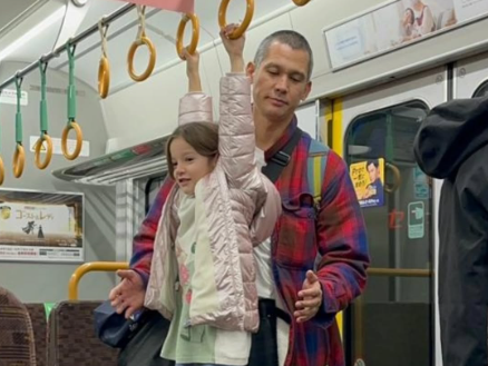 Η ομοιότητα του Σωτήρη Κοντιζά με τον γιο του Κένζι, οι κούκλες κόρες του & το μαγικό ταξίδι τους