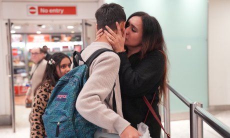 Άνοιξε το αεροδρόμιο στο Ντουμπάι: Η χαρά ταξιδιωτών που επανενώθηκαν με τις οικογένειές τους