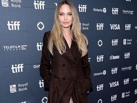 Είναι η Angelina Jolie και ο γοητευτικός Γάλλος συμπρωταγωνιστής της κάτι παραπάνω από φίλοι;