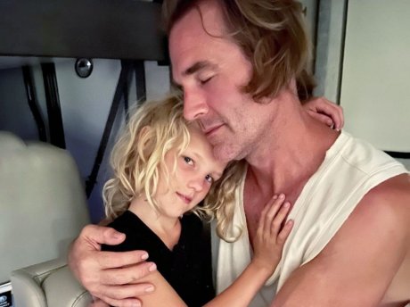 Μιλάω στον μπαμπά μου κάθε μέρα: Η κόρη του James Van Der Beek δίνει tips στο πιο συγκινητικό βίντεο