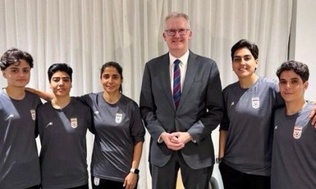 Δραματική απόδραση: Πώς φυγαδεύουν από τις σκάλες κάτω από τη μύτη των φρουρών τις Ιρανές παίκτριες