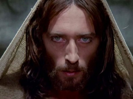 Ο Robert Powell, ο τηλεοπτικός Ιησούς από τη Ναζαρέτ έκανε μια σπάνια εμφάνιση στο κοινό στα 81 του