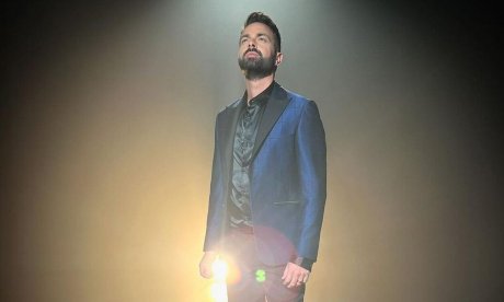 Θύμα ξυλοδαρμού ο τραγουδιστής Ηλίας Βρεττός