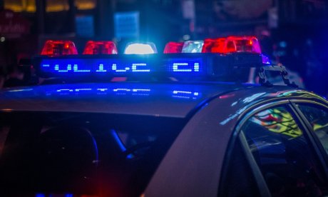 Συναγερμός στο κέντρο της Αθήνας: Αυτοκίνητο «καρφώθηκε» σε καφετέρια - Ένας τραυματίας