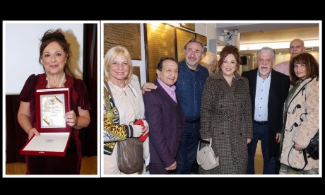 Συγκινημένη η Ελένη Ράντου κατά τη βράβευσή της για την προσφορά της στο θέατρο