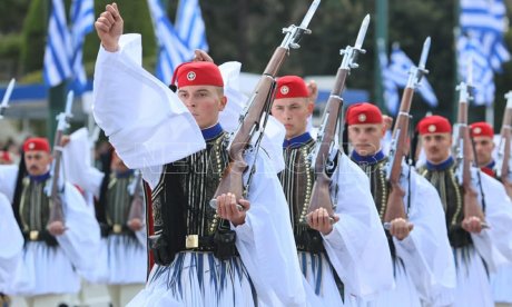 Σταθερός ρυθμός, άψογος βηματισμός – Συγκίνηση για τους Εύζωνες στην παρέλαση της 25ης Μαρτίου