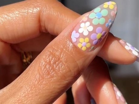 13 παστέλ μανικιούρ που θα πρωταγωνιστήσουν στα beauty trends τη φετινή άνοιξη
