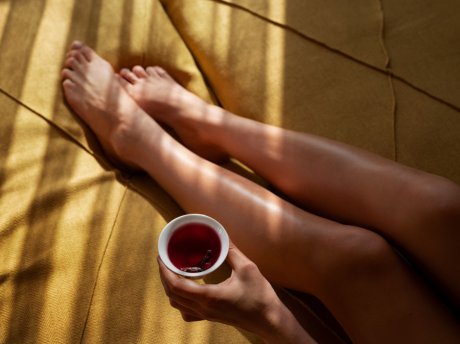 Το «γιατροσόφι της γιαγιάς» που κάνει θαύματα: Γιατί να πλένεις τα πόδια σου με ξύδι και χλιαρό νερό