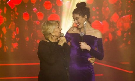 Ήβη Αδάμου-Το στιγμιότυπο που φέρνει δάκρυα: Η Μαρινέλλα νανουρίζει την κόρη της στην αγκαλιά της