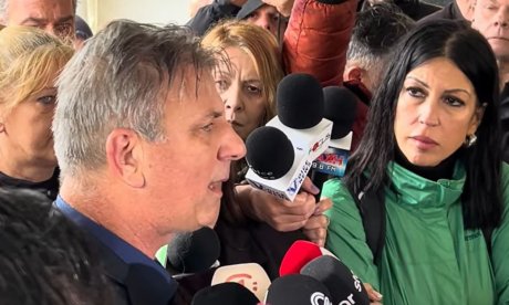 Τέμπη – Πατέρας μοναδικού επιζώντα πρώτου βαγονιού: «Ο Γεράσιμος δίνει μάχη με φρικτούς πόνους»