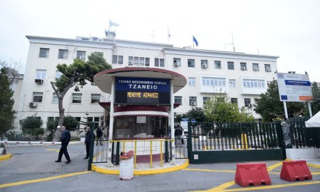 Πειραιάς: 17χρονος παρασύρθηκε από λεωφορείο - Δίνει μάχη για τη ζωή του