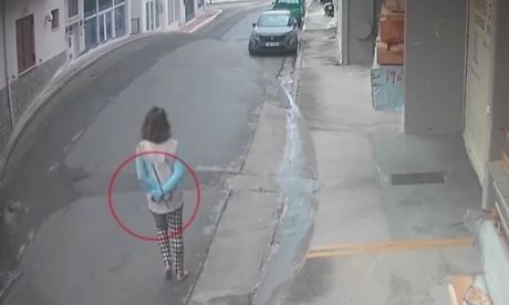 Φρίκη στη Λακωνία: Βίντεο αποτυπώνει γυναίκα να περπατά δεμένη πισθάγκωνα και ξυπόλυτη στον δρόμο