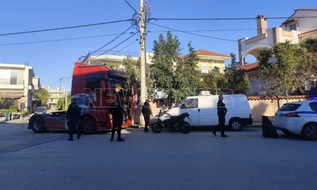 Μενίδι: Νεκρή γυναίκα από παράσυρση νταλίκας - Εικόνες από το σημείο