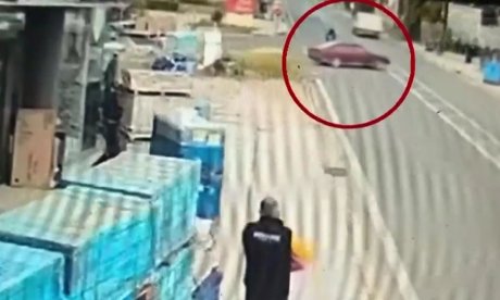 Τροχαίο στη Λούτσα: ΙΧ μπήκε κάθετα στον δρόμο - Έπεσε πάνω του μηχανή