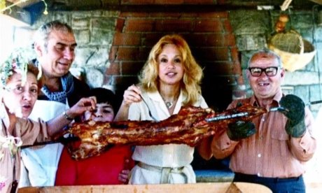 Αδημοσίευτο καρέ από το Πάσχα στου ¨Κρικέλα - Η σπάνια φωτό-ύμνος της ημέρας, η σούβλα, και η Αλίκη