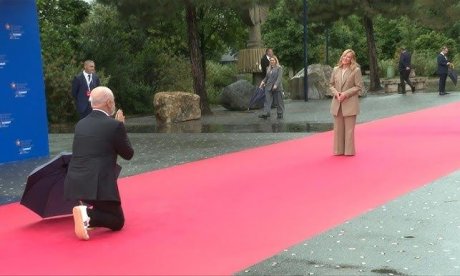 Ο Αλβανός πρωθυπουργός Ράμα με oversized κοστούμι γονατίζει -ξανά- μπροστά στη Μελόνι