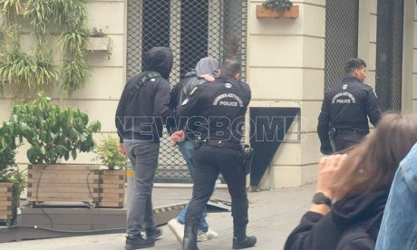 Θρίλερ στο κέντρο της Αθήνας με νεκρή γυναίκα σε ακάλυπτο - Η στιγμή της προσαγωγής του υπόπτου