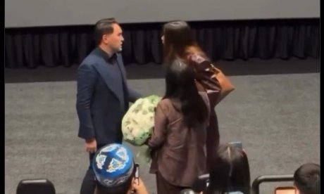 Viral στιγμή: Τσάκωσε τον σύζυγό της με την ερωμένη στο σινεμά - Την «πλήρωσαν» τα λουλούδια