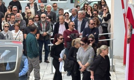 Κεφαλονιά: Θρήνος στην κηδεία της 19χρονης - «Σήμερα έχω τον γάμο και την κηδεία της κόρης μου»