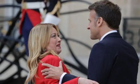 Μακρόν - Μελόνι: Το θερμό φιλί και τα γουρλωμένα μάτια της Ιταλίδας πρωθυπουργού που έγιναν viral