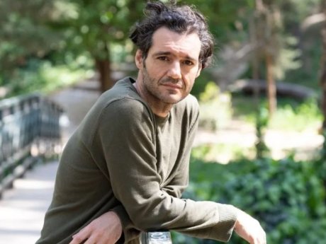 Ο Θάνος Τοκάκης πιστεύει πως η ταινία «I was a stranger» είναι η ευκαιρία να βρούμε την αλήθεια μας