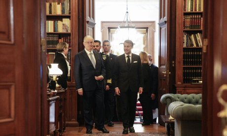 Στο Προεδρικό Μέγαρο ο πρόεδρος της Γαλλίας με τη σύζυγό του - Μακρόν: Ελλάς-Γαλλία, συμμαχία