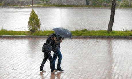 Καιρός με δύο πρόσωπα το σαββατοκύριακο: Πού θα βρέξει, πού θα έχει ηλιοφάνεια