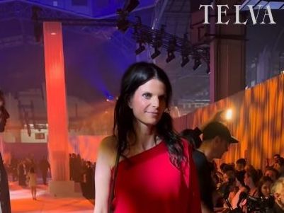 Γιατί η εμφάνιση της Αθηνάς Ωνάση στο σόου του Stéphane Rolland έγινε πάλι viral;