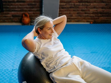 Η συνήθεια που συνδέεται με τη μακροζωία των γυναικών και δεν είναι το cardio