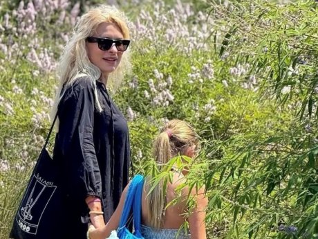 Η Μαρίνα Παντζοπούλου είναι ήδη fashionista: Το αξεσουάρ που επέλεξε με την μαμά της, Ελένη Μενεγάκη
