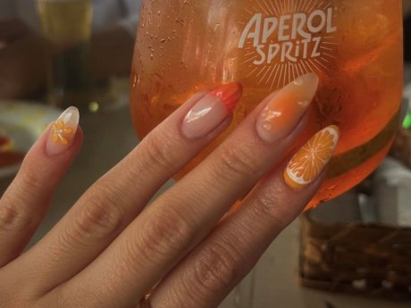 To forecast του beauty προβλέπει ότι τα Aperol Spritz manicure είναι η νέα mega τάση