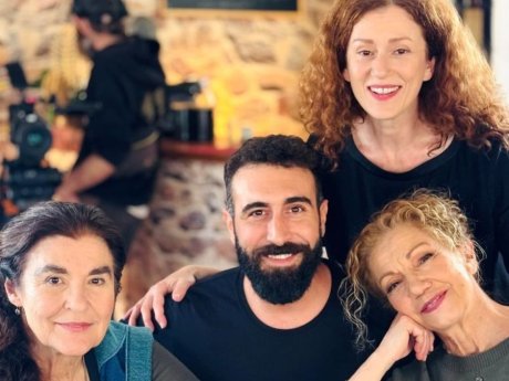 Ο παράξενος νέος έρωτας στη Γη της ελιάς ανάμεσα σε δολοφονίες και αποχωρήσεις ηθοποιών