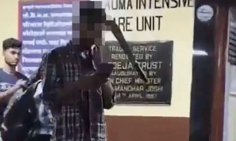 Σοκαριστικά πλάνα: Άνδρας εμφανίζεται στα επείγοντα με τεράστιο μαχαίρι καρφωμένο στο κεφάλι του