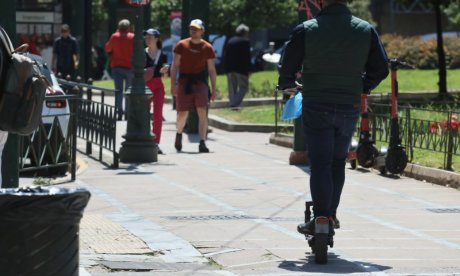 Ηλεκτρικά πατίνια: Απαγόρευση μέχρι 18 ετών και «κόφτες», προτείνει ο Μιχάλης Χρυσοχοΐδης