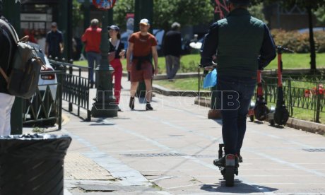 Αυτοψία Newsbomb για τα ηλεκτρικά πατίνια στους δρόμους: Ταχύτητα, ελιγμοί και ελάχιστη ασφάλεια