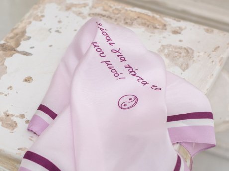 «Ένα μαντήλι για τη μαμά μου»: Ένα ελληνικό brand κάνει τα πιο τρυφερά, προσωποποιημένα δώρα