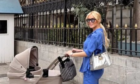 Κατερίνα Καινούργιου: Βόλτα με την 40 ημερών κόρη της στο κέντρο της Αθήνας - To υπέροχο outfit