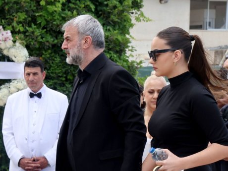 Το ύστατο «αντίο» στη Γωγώ Μαστροκώστα: Συντετριμμένοι ο Τραϊνός Δέλλας & η κόρη τους Βικτώρια
