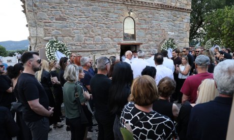 Γωγώ Μαστροκώστα: Σύσσωμη η τοπική κοινωνία του Ευηνοχωρίου Αιτωλοακαρνανίας στην ταφή της - Εικόνες