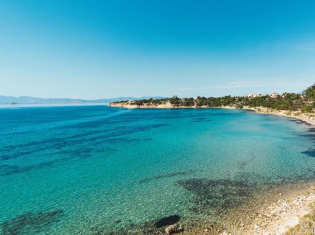 4 παραλίες κοντά στην Αθήνα για τις πρώτες βουτιές του Αγίου Πνεύματος